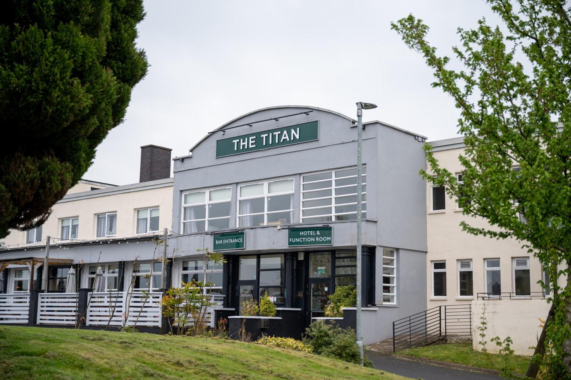 The Titan Hotel Clydebank Exterior photo